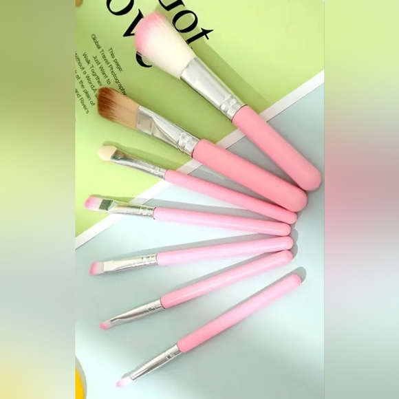 Hello Kitty Pink Sanrio Beauty Brush 7 piece Set with metal case New - Picture 7 of 10